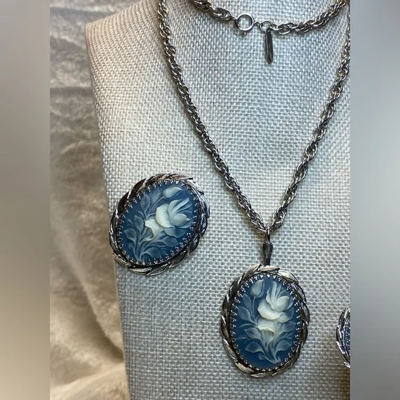 Whiting and Davis Faux Cameo Rose Brooch Necklace Bracelet & Earrings Mint 1960s - Picture 10 of 14
